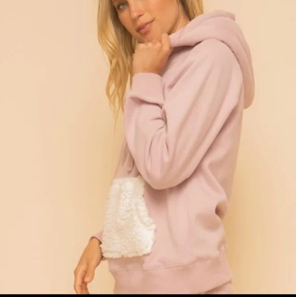 Host Pick 🥳 POL Hoodie with sherpa on the pocket and inside the hood. - Picture 3 of 5